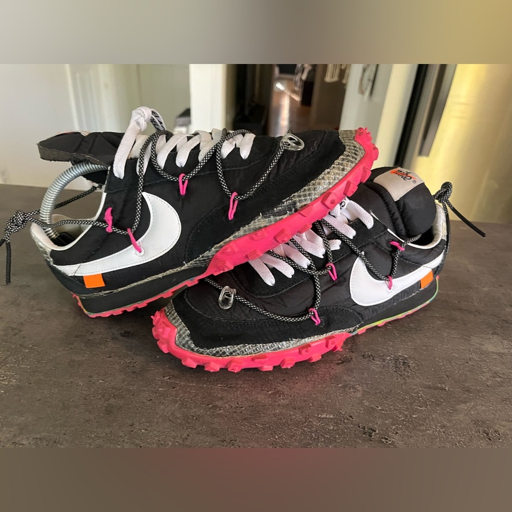 Off-White x Wmns Waffle Racer
'Fuchsia' size 10 women’s 8.5 men.